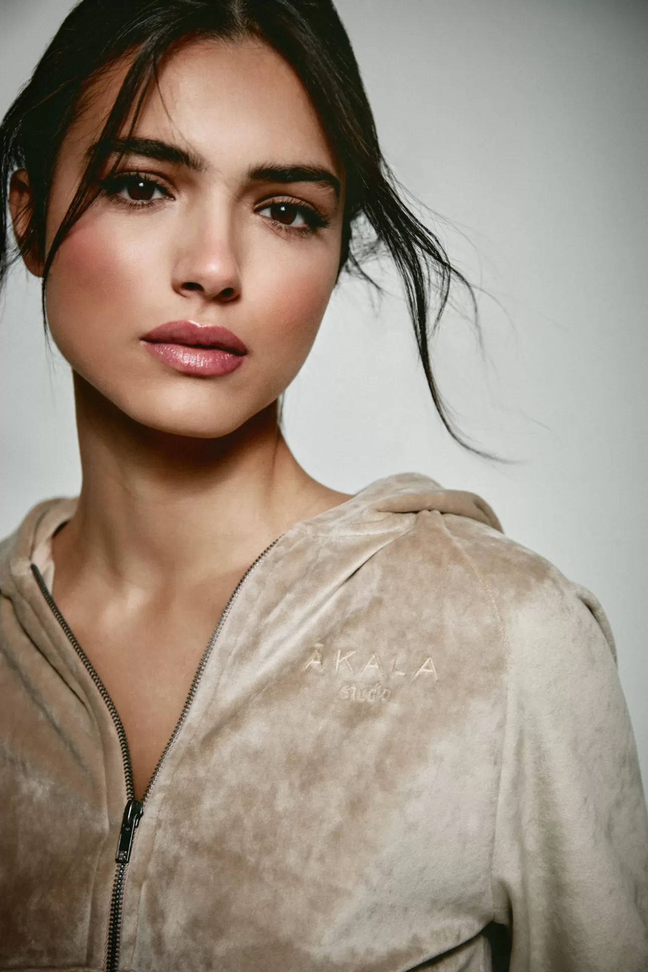 The Akala Studio Chaqueta^Beige Velvet Hoodie