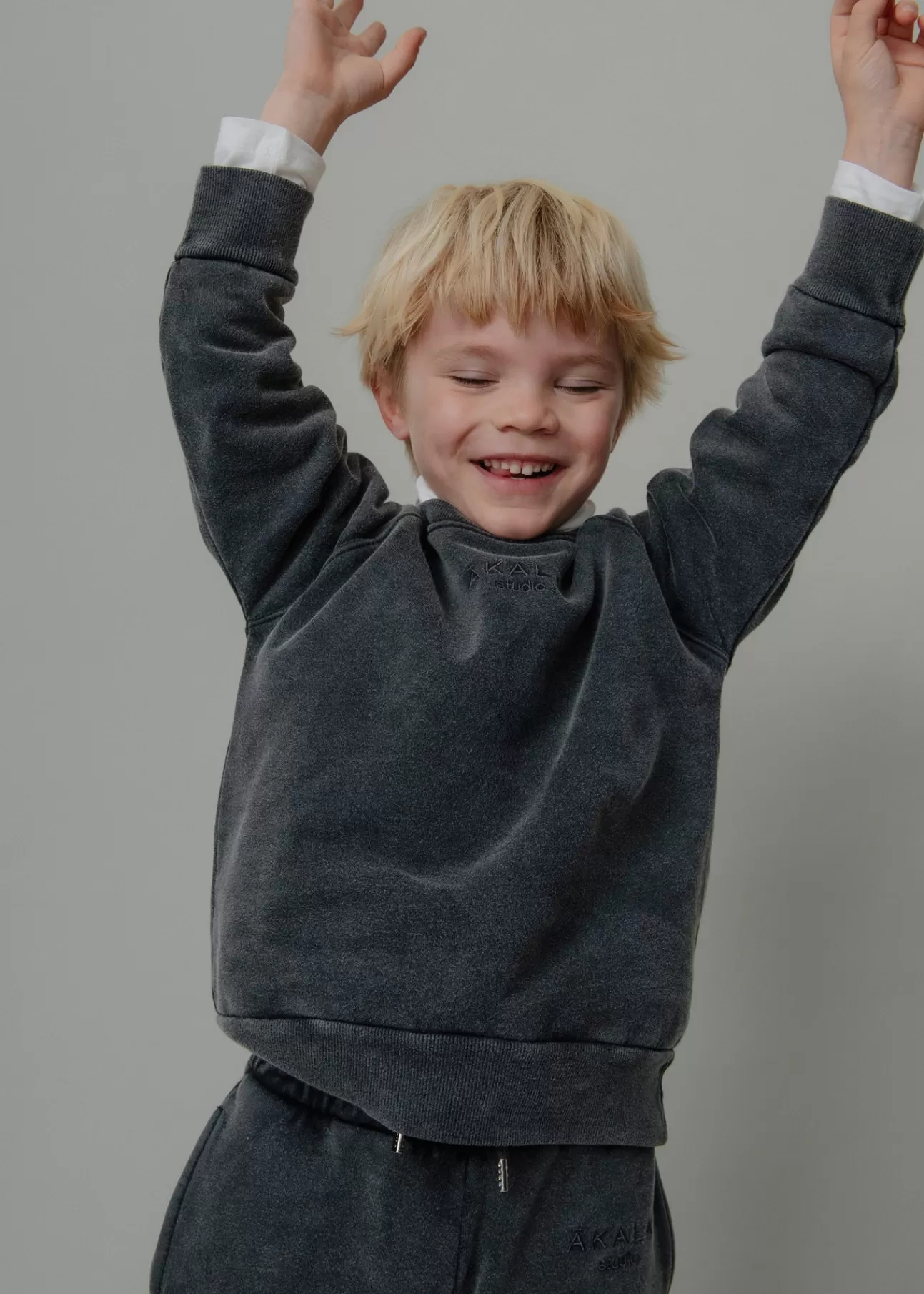 The Akala Studio Sweats^Sudadera Washed Grey Niños